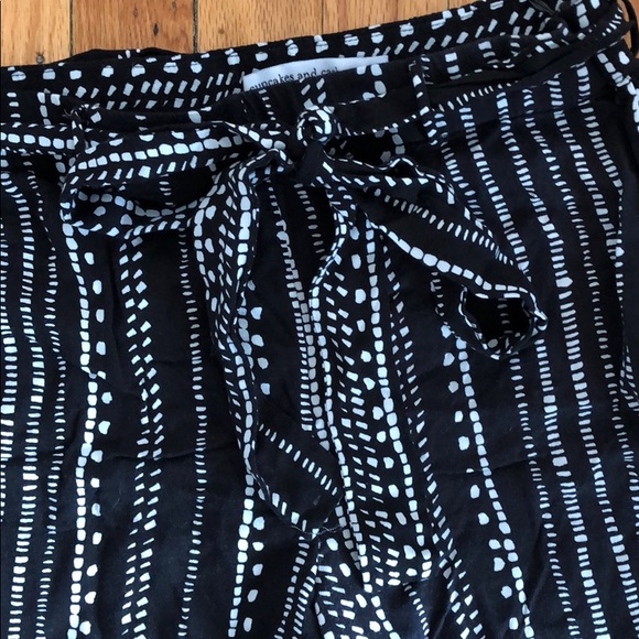 Flowing elephant pants in black and white - Picture 2 of 3